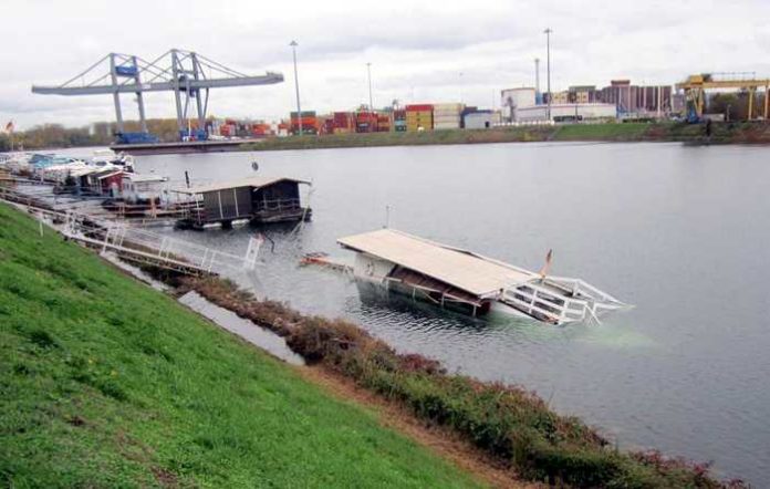 Gesunkenes Hausboot