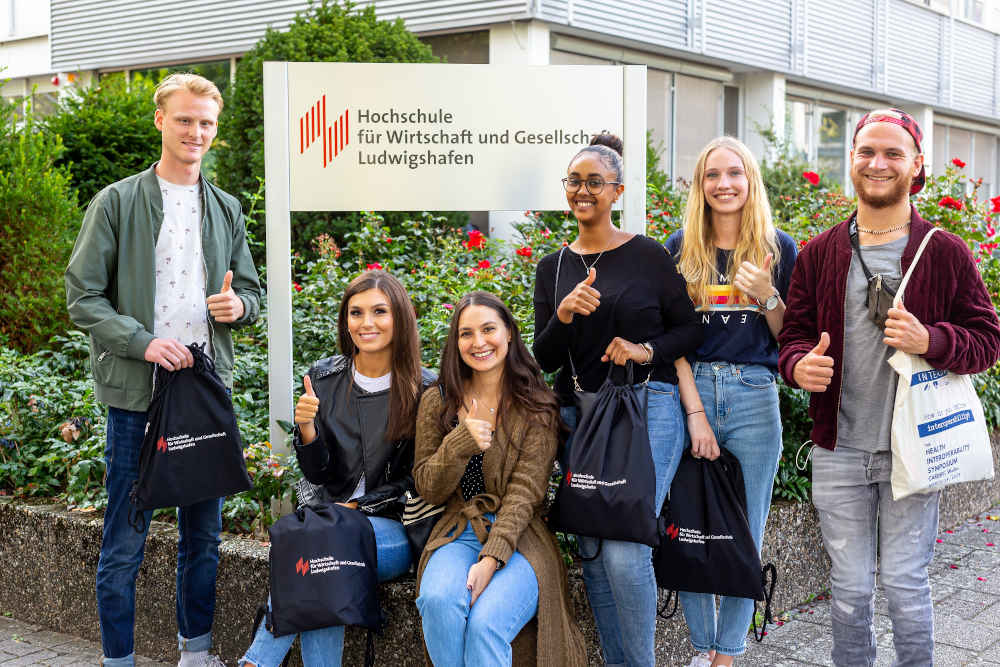 Gruppenbild Erstsemester vor HS-Schild (Foto: HWG LU/Michael Meyer)