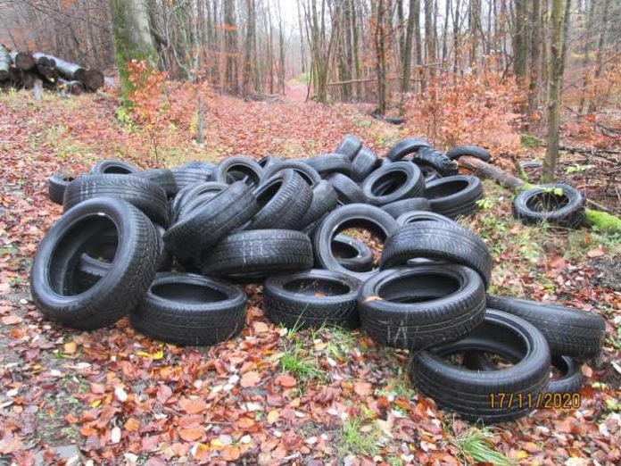 Herborn-Merkenbach_Illegal entsorgte Altreifen
