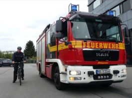 Im toten Winkel: In dieser Situation kann der Radfahrer vom Fahrer des Löschfahrzeuges LF 20 im Rückspiegel nicht gesehen werden. (Foto: Feuerwehr Heidelberg)