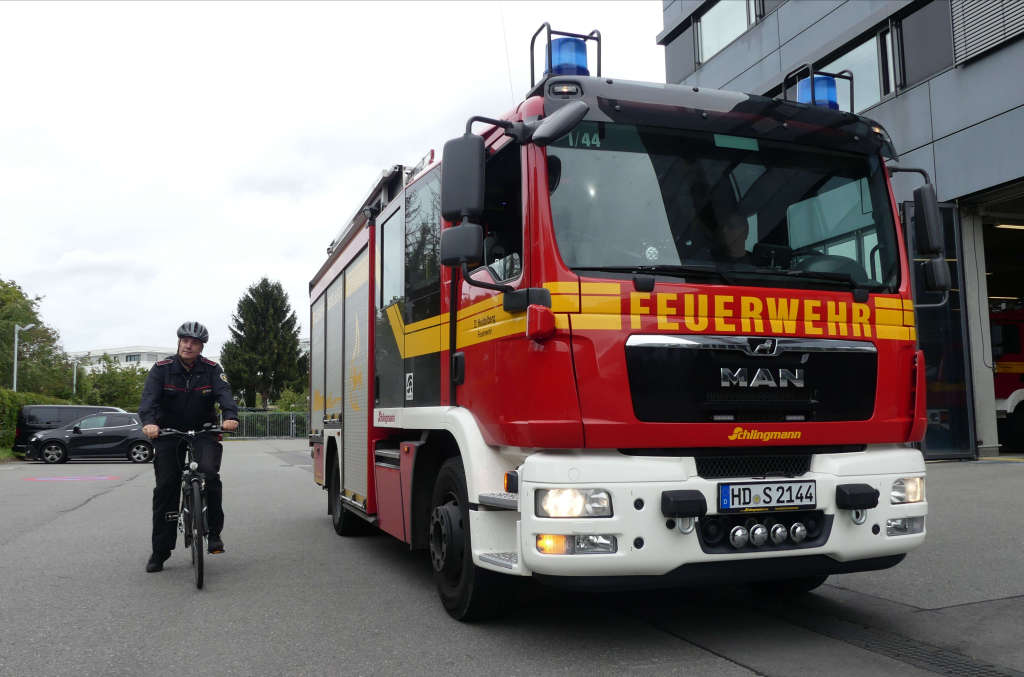 Im toten Winkel: In dieser Situation kann der Radfahrer vom Fahrer des Löschfahrzeuges LF 20 im Rückspiegel nicht gesehen werden. (Foto: Feuerwehr Heidelberg)