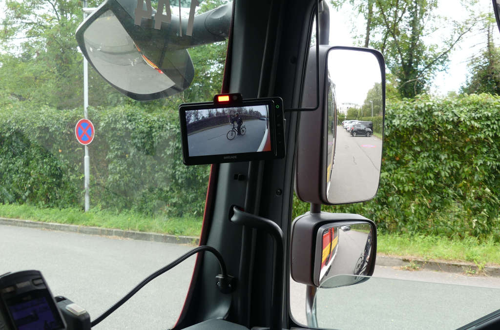 Wertvolle Hilfe, wenn im Rückspiegel nichts zu sehen ist: Der Abbiegeassistent weist den Fahrer des Löschfahrzeuges optisch und akustisch auf den Radfahrer im toten Winkel hin. (Foto: Feuerwehr Heidelberg)