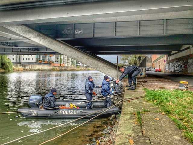 Kassel_Taucheinsatz nach Tatwaffe in der Fulda