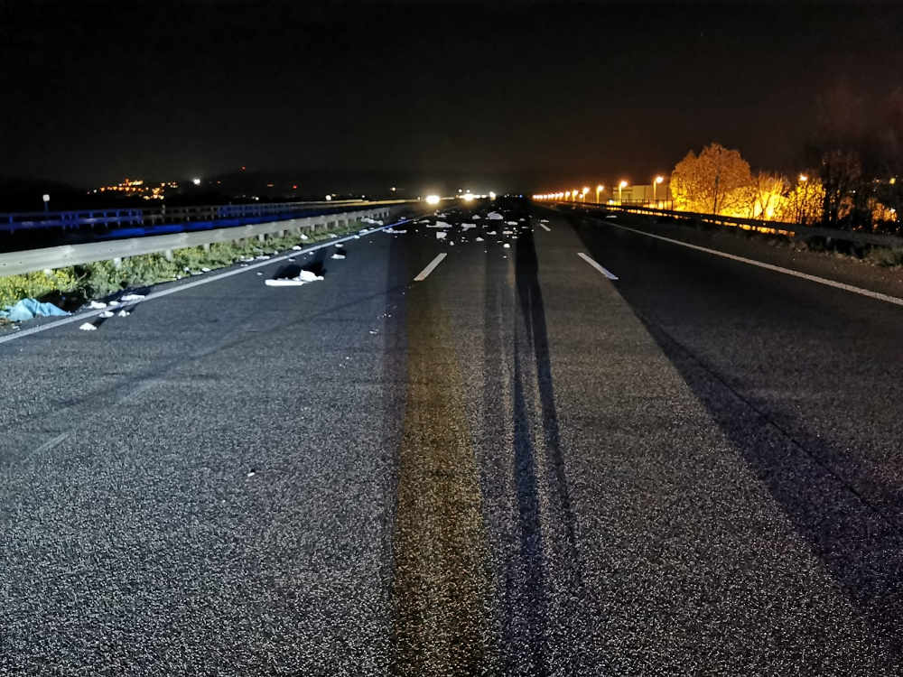 Fahrbahn mit Müllgegenständen (Foto: Polizei RLP)