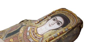 Mumie einer Frau mit stuckiertem Mumientuch und Mumienporträt am Ägyptischen Museum, Kairo. (Foto: I. Badr)