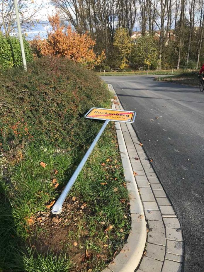 Das umgestürzte Ortsschild in Rockenberg-Oppershofen