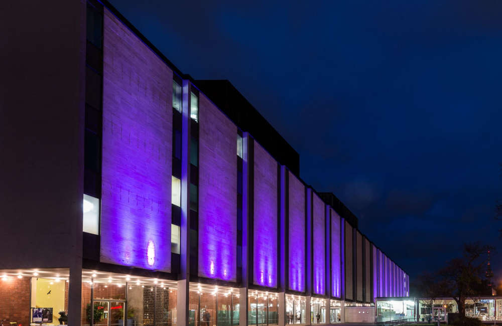 Nationaltheater Mannheim im Purpurlicht (Foto: Klaus Hecke)