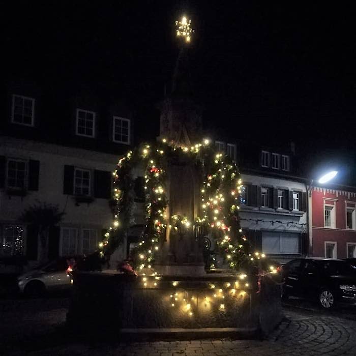 Edenkobener Weihnachtsbrunnen (Foto: Rathaus Edenkoben/Martina Roth)