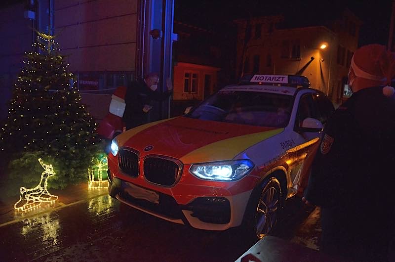 Bescherung im Drive-In (Foto: Feuerwehr Neustadt)