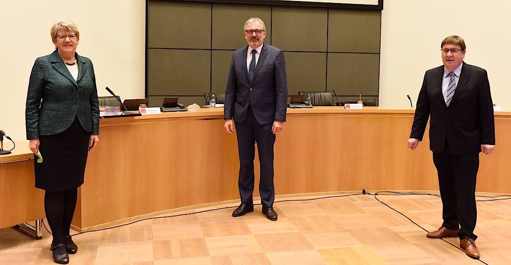 Oberbürgermeister Dr. Peter Kurz überreicht Entlassungsurkunde im Gemeinderat (Quelle: Stadt Mannheim, Foto: Thomas Tröster)