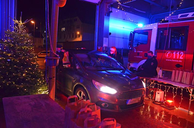 Bescherung im Drive-In (Foto: Feuerwehr Neustadt)