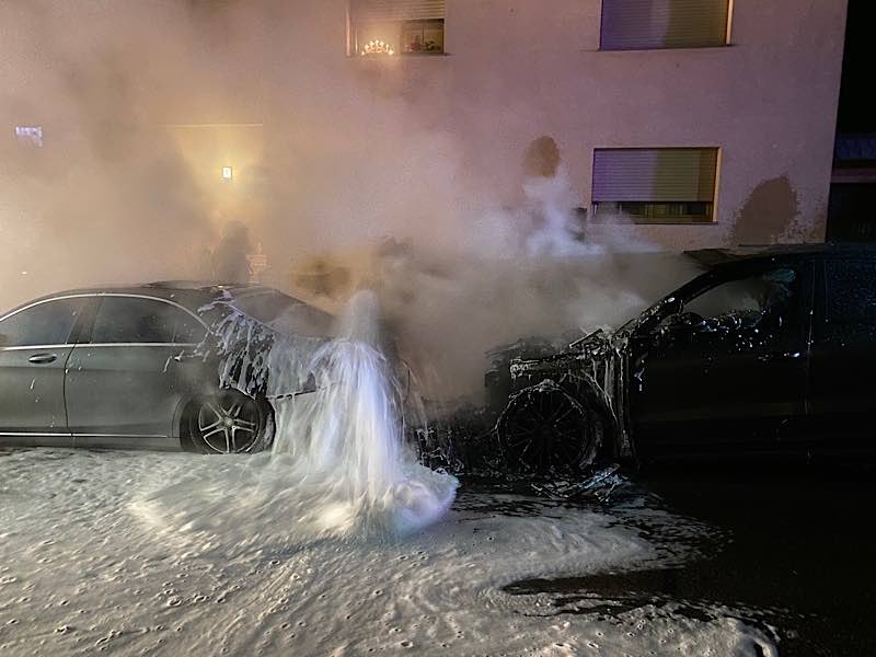 Zwei PKW brannten. Die Polizei sucht Zeugen (Foto: Polizei RLP)