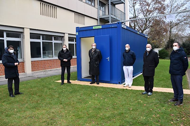 OB Thomas Hirsch, Landrat Dietmar Seefeldt, Dr. Volker Thorn, Vorsitzender der ärztlichen Kreisvereinigung Landau-Südliche Weinstraße, Dr. Albrecht Diehl, stellvertretender Vorsitzender der ärztlichen Kreisvereinigung Landau-Südliche Weinstraße, Dr. Joachim Gilly, stellvertretender Geschäftsführer des Vinzentius-Krankenhauses, und Arkadius Adamczyk, Kommunalberater bei der Kassenärztlichen Vereinigung Rheinland-Pfalz (v.l.n.r.) bei der Vorstellung der neuen Infekt-Ambulanz. (Quelle: Stadt Landau)