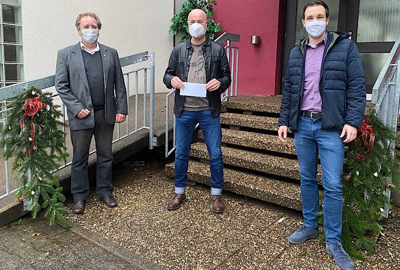 Erster Beigeordneter Werner Kempf, Kinderdorfleiter Michael Eberhart und Bürgermeister Christian Burkhart (von links nach rechts) bei der Spendenübergabe. (Foto: VGV Annweiler)