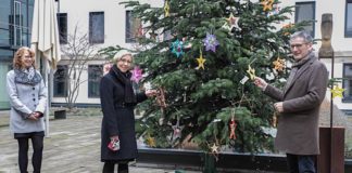 Die Stadt Speyer spendete in diesem Jahr die Weihnachtsbäume für den rheinland-pfälzischen Landtag. Der Rahmen fiel in diesem Pandemie-Jahr jedoch komplett anders aus. Die Speyerer Oberbürgermeisterin Stefanie Seiler (Bildmitte) übergab im kleinsten Kreis die Weihnachtsbäume an Landtagspräsident Hendrik Hering (rechts) und die Direktorin beim Landtag, Ursula Molka. (Foto: Landtag Rheinland-Pfalz)