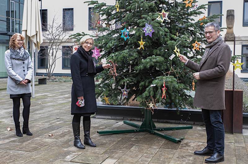 Die Stadt Speyer spendete in diesem Jahr die Weihnachtsbäume für den rheinland-pfälzischen Landtag. Der Rahmen fiel in diesem Pandemie-Jahr jedoch komplett anders aus. Die Speyerer Oberbürgermeisterin Stefanie Seiler (Bildmitte) übergab im kleinsten Kreis die Weihnachtsbäume an Landtagspräsident Hendrik Hering (rechts) und die Direktorin beim Landtag, Ursula Molka. (Foto: Landtag Rheinland-Pfalz)