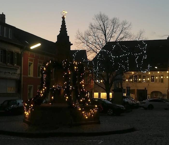 Edenkobener Weihnachtsbrunnen (Foto: Rathaus Edenkoben/Martina Roth)