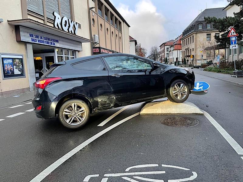 PKW auf der Verkehrsinsel (Foto: Polizei RLP)