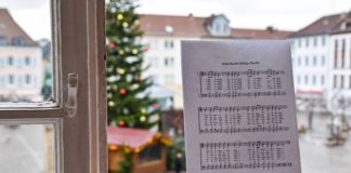 Als Zeichen der Solidarität und des Miteinanders rufen Landaus Kirchen gemeinsam mit OB Hirsch an Heiligabend zum Fenstersingen auf. (Quelle: Stadt Landau)