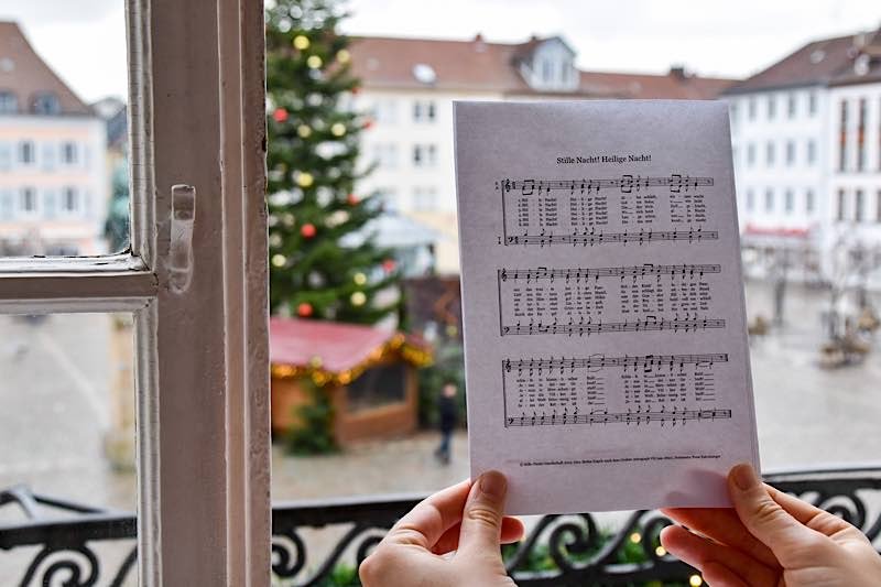 Als Zeichen der Solidarität und des Miteinanders rufen Landaus Kirchen gemeinsam mit OB Hirsch an Heiligabend zum Fenstersingen auf. (Quelle: Stadt Landau)