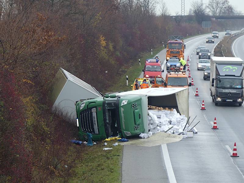 Der umgekippte LKW-Gliederzug (Foto: Feuerwehr Neustadt)