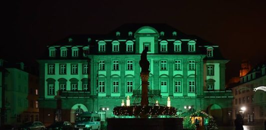 Die Stadt Heidelberg beteiligte sich am 12. Dezember 2020 anlässlich des fünften Jahrestages des Weltklimagipfels in Paris an der Aktion, bei der an diesem Tag weltweit Rathäuser grün beleuchtet wurden. (Foto: Peter Dorn)