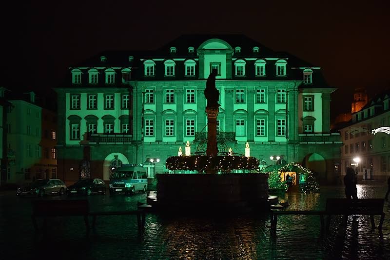Die Stadt Heidelberg beteiligte sich am 12. Dezember 2020 anlässlich des fünften Jahrestages des Weltklimagipfels in Paris an der Aktion, bei der an diesem Tag weltweit Rathäuser grün beleuchtet wurden. (Foto: Peter Dorn)