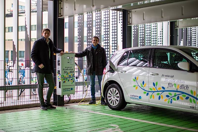 Bei der Inbetriebnahme der neuen E-Ladesäule im Parkhaus des Zoo Heidelberg: Frank-Dieter Heck (Kaufmännischer Geschäftsführer Zoo Heidelberg, rechts) und Florian Schuhmacher (Projektingenieur Elektromobilität Stadtwerke Heidelberg, links). (Foto: Stadtwerke Heidelberg)