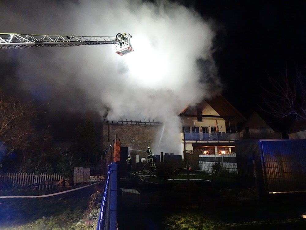 Die Löscharbeiten zeigen Wirkung (Foto: Feuerwehr VG Freinsheim)