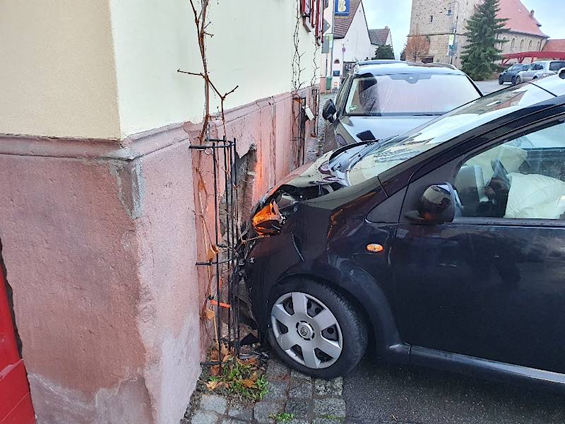 Verunfallter PKW (Foto: Polizei RLP)