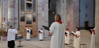 Singen ist nur noch in kleinen Formationen möglich (das Foto wurde bei der Erwachsenenfirmung im November gemacht. (Foto: Bistum Speyer / Klaus Landry)