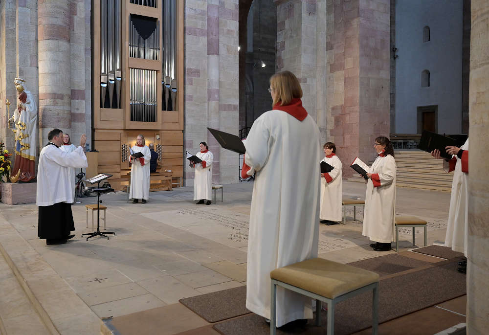 Singen ist nur noch in kleinen Formationen möglich (das Foto wurde bei der Erwachsenenfirmung im November gemacht. (Foto: Bistum Speyer / Klaus Landry)