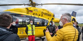 Der Landrat des Donnersbergkreises Rainer Guth begrüsste die Mannschaft des Rettungshubschraubers Christoph 66 bei seiner ersten Landung in Imsweiler (Donnersbergkreis). Der Hubschrauber selbst war an diesem Tag bei der nach 400 Flugstunden notwendigen Wartung und deshalb war vertretungsweise der Rettungshubschrauber Christoph 1 aus Munechen gelandet.