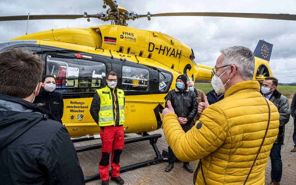 Der Landrat des Donnersbergkreises Rainer Guth begrüsste die Mannschaft des Rettungshubschraubers Christoph 66 bei seiner ersten Landung in Imsweiler (Donnersbergkreis). Der Hubschrauber selbst war an diesem Tag bei der nach 400 Flugstunden notwendigen Wartung und deshalb war vertretungsweise der Rettungshubschrauber Christoph 1 aus Munechen gelandet.