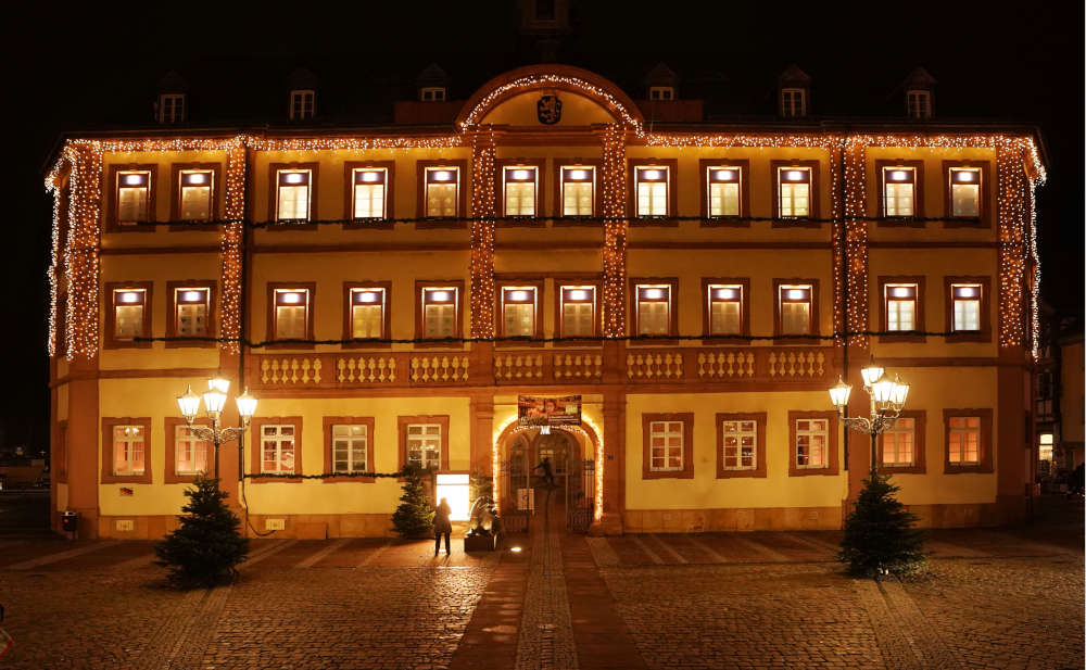 Neustadt Rathaus Janosch Fenster (Foto: Reinhard Schnell)