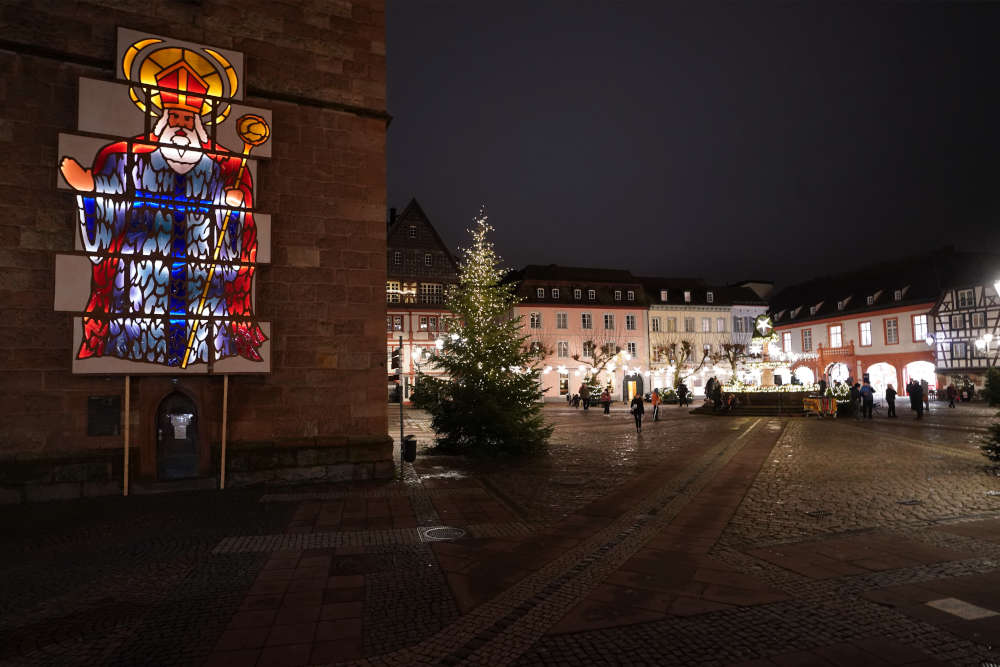 Neustadt Rathaus Janosch Fenster (Foto: Reinhard Schnell)