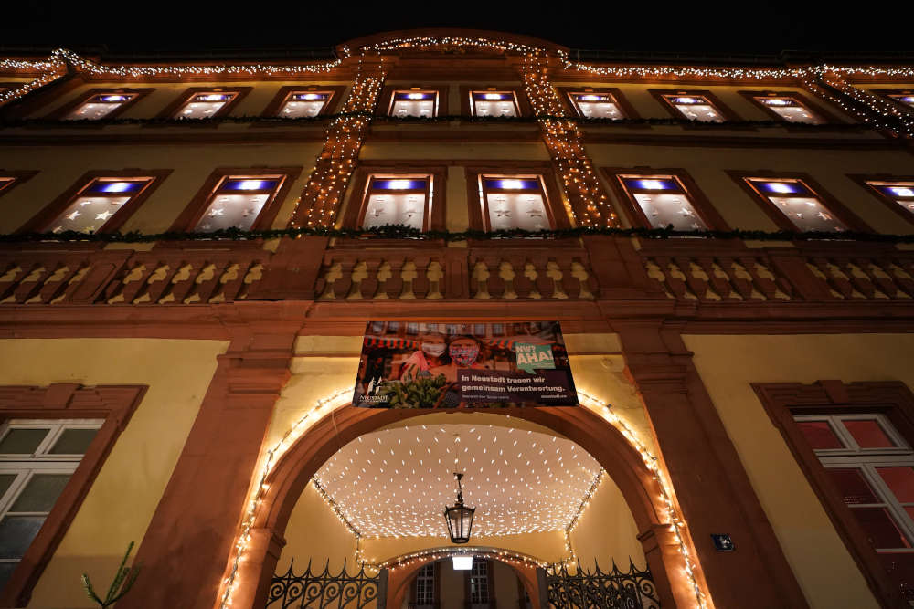 Neustadt Rathaus Janosch Fenster (Foto: Reinhard Schnell)