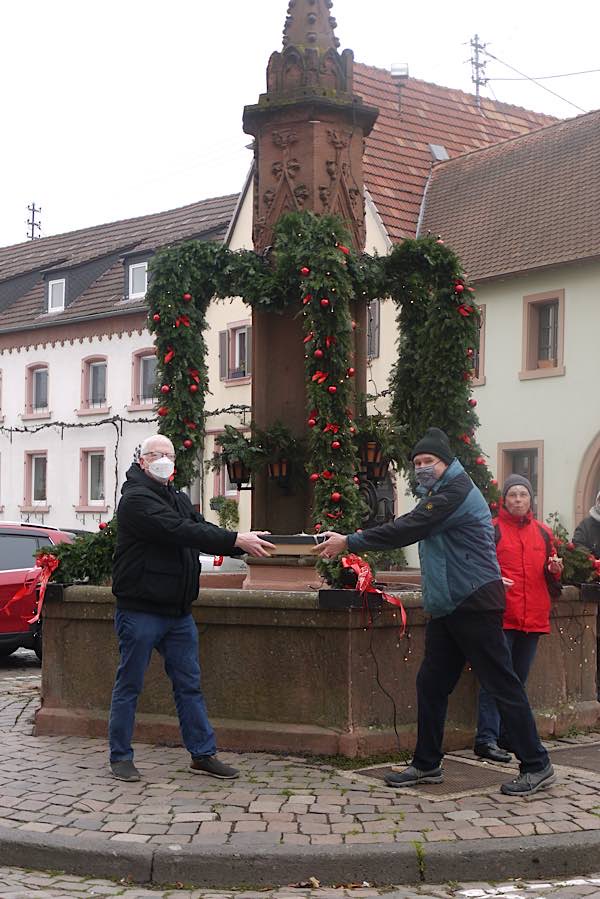 Vorstellung des Edenkobener Weihnachtsbrunnens (Foto: Rathaus Edenkoben/Martina Roth)