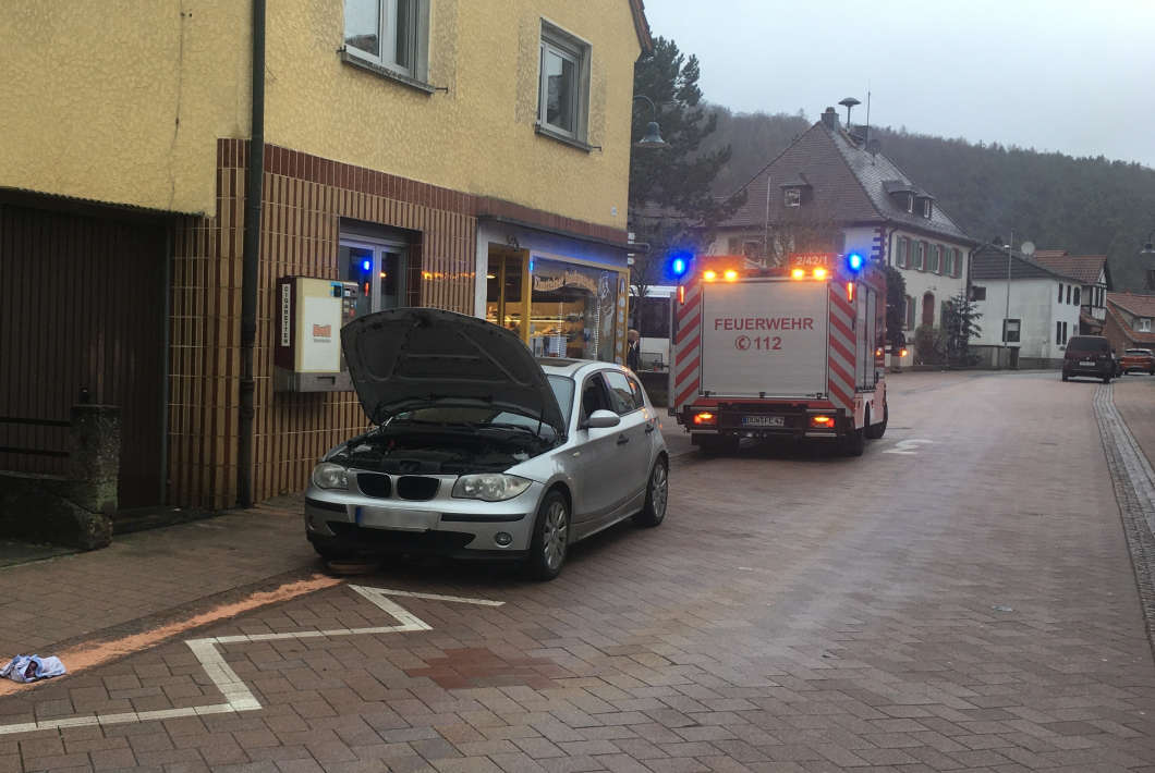 Das auslaufende Motoröl wurde aufgefangen. (Foto: Presseteam der Feuerwehr VG Lambrecht)