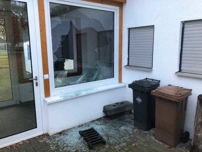 Hatzenbühl_Eingeworfene Scheibe samt Kanaldeckel