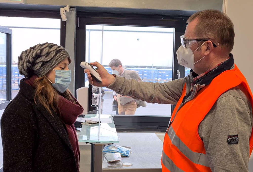 Ein Probedurchlauf im Impfzentrum - Am Eingang erfolgt eine Kontrolle der Zugangsberechtigung und u.a. das Messen der Körpertemperatur. (Foto: Kreisverwaltung Germersheim)