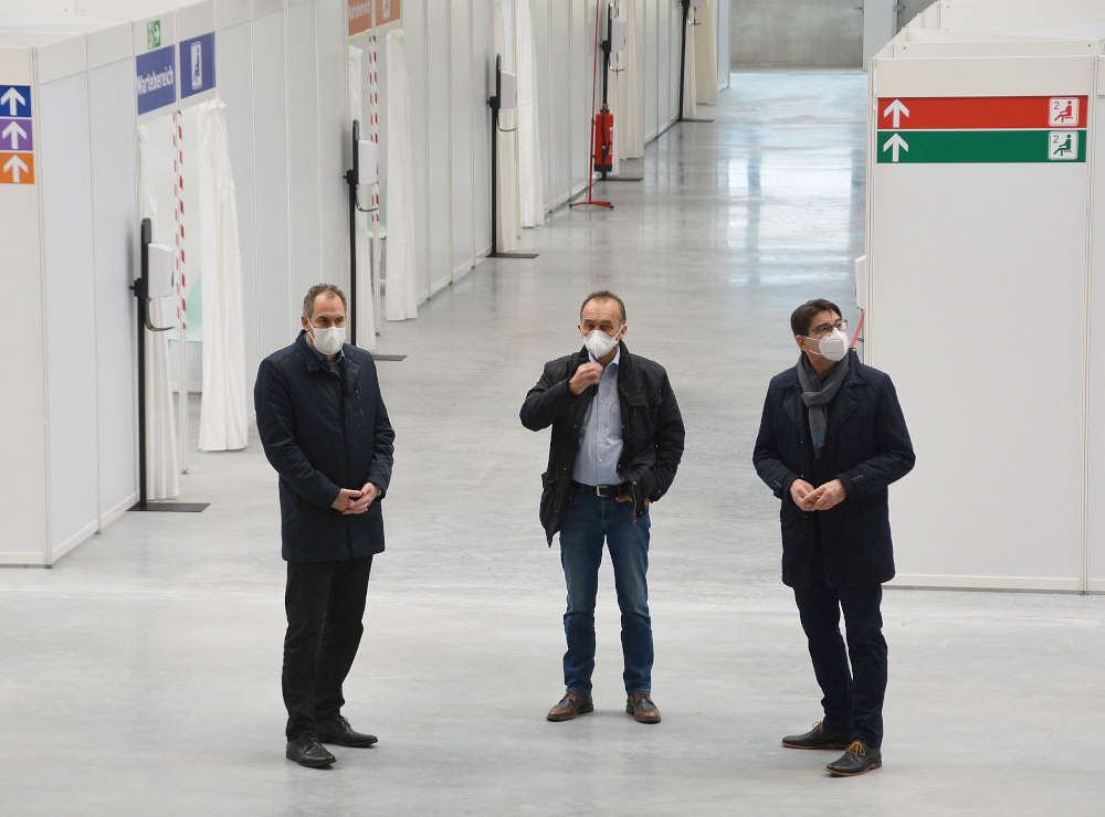 v.l.: Landrat Dietmar Seefeldt (SÜW), Landrat Dr. Fritz Brechtel (GER) und Oberbürgermeiser Thomas Hirsch (LD) während eines Probedurchlaufs im Landes-Impfzentrum Südpfalz. (Foto: Kreisverwaltung Germersheim)