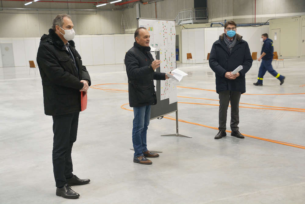 v.l.: Landrat Dietmar Seefeldt (SÜW), Landrat Dr. Fritz Brechtel (GER) und Oberbürgermeister Thomas Hirsch (LD) im gemeinsamen Landes-Impfzentrum Südpfalz in Wörth. (Foto: Kreisverwaltung Germersheim)