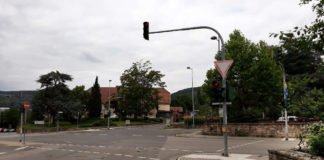 Die Lichtzeichenanlage am Rosengarten (Foto: Stadtverwaltung Neustadt)