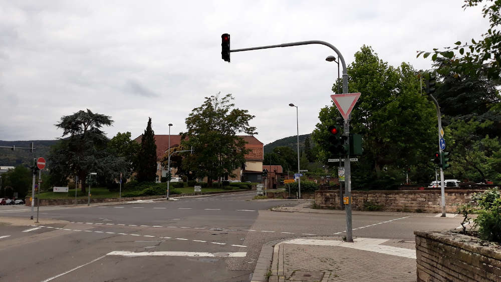 Die Lichtzeichenanlage am Rosengarten (Foto: Stadtverwaltung Neustadt)