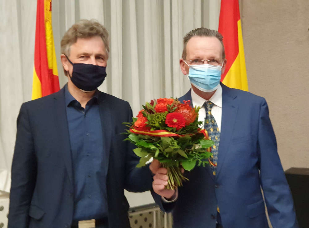 Nach dem deutlichen Erfolg bei der OB-Wahl geht Dr. Frank Mentrup gestärkt in seine zweite Amtszeit. Gemeindewahlleiter Dr. Albert Käuflein (rechts) gratuliert dem Gewinner zum Wahlsieg. (Foto: Fränkle)