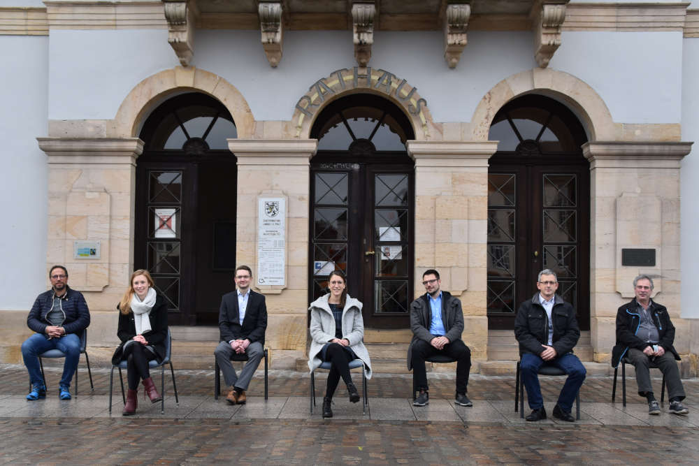 Stühlerücken im Landauer Rathaus: Daniel Schäfer, Anna-Maria Argus, Thorsten Hartmann, Jana Reiland, Christopher Schmidt, Matthias Doll und Martin Wittmann (v.l.n.r.) freuen sich auf ihre neuen Aufgaben (Quelle: Stadt Landau)