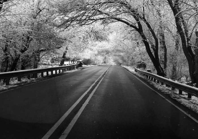 Symbolbild, Straße, Glatt, Kalt, gefroren, Bäume voll Schnee, Winter © Melissa Blach onPixabay
