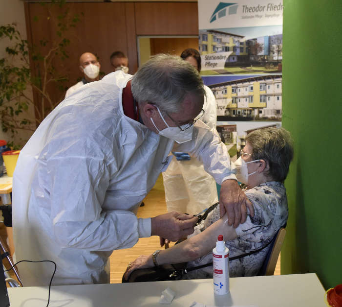 Der erste Impfling (Foto: Stadt Mannheim/Thomas Tröster)