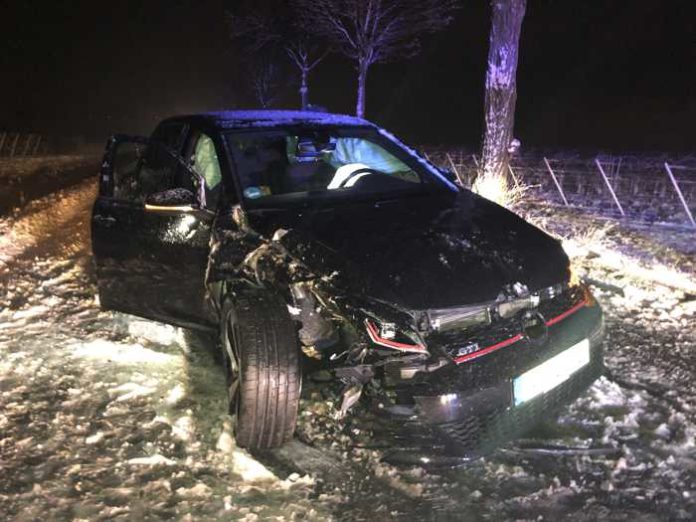 Unfallbeschädigter PKW, Worms-Pfeddersheim Rtg. Mörstadt, K11